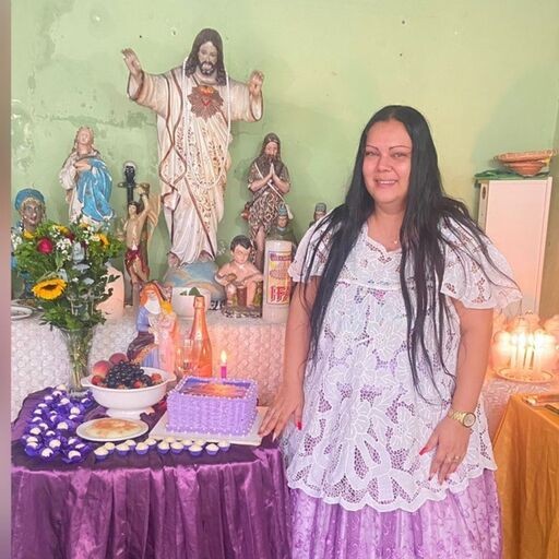 Mãe Vanessa de Yansã em seu altar espiritual